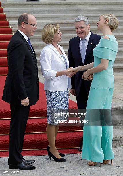 Bundespräsident Joachim Gauck empfängt Fürst Albert II. Und Fürstin Charlene von Monaco in Schloss Bellevue in Berlin: v.li. Fürst Albert II von...