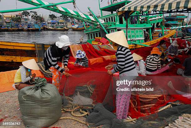 Fischereihafen von Phan Thiet, Frauen beim Ausbessern der Netze