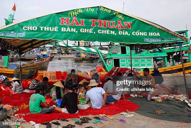 Fischereihafen von Phan Thiet, Frauen beim Ausbessern der Netze