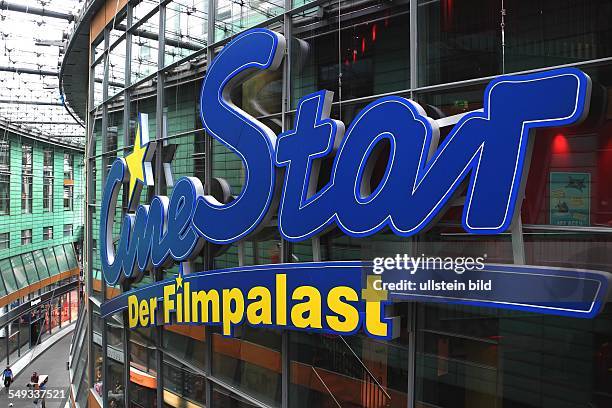 Leipzig, Die Passage PETERSBOGEN mit Uni-Bibliothek im Obergeschoss und Kino CineStar, sowie Casino Petersbogen.