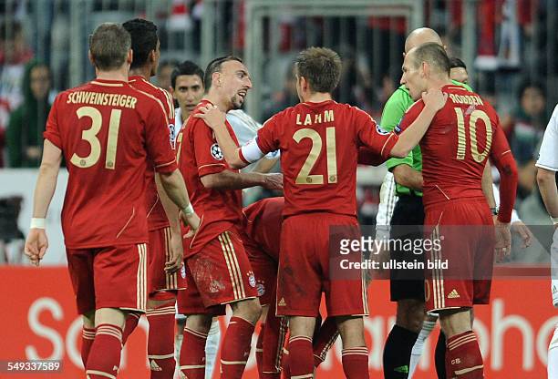 Fussball, Saison 2011-2012, UEFA Champions League, Halbfinale, FC Bayern München - Real Madrid 2-1, Streitigkeiten zwischen Arjen Robben , re., und...