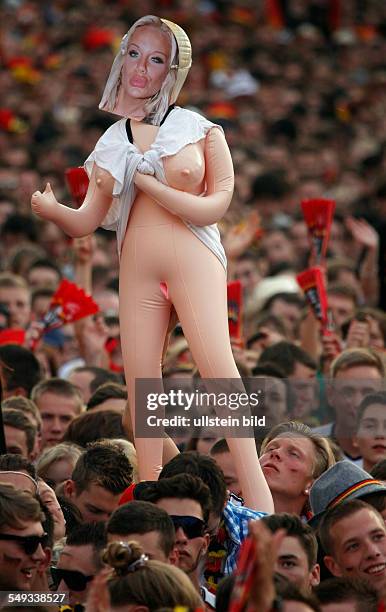 Fanmeile am Brandenburger Tor - Ausgelassene Stimmung unter den zahlreichen Fussballfans beim Viertelfinalspiel der UEFA EURO 2012. Aufblasbare...