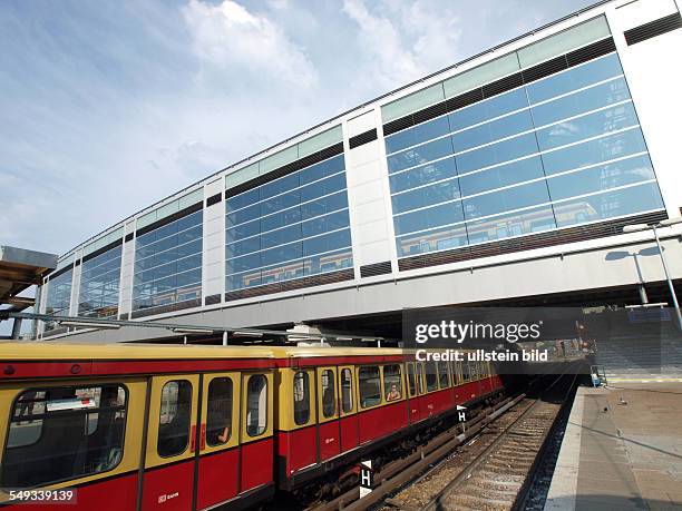 Bahnhof Ostkreuz, Bahnsteig der Stadtbahn mit S-Bahnzug, darueber die Halle der Ringbahn