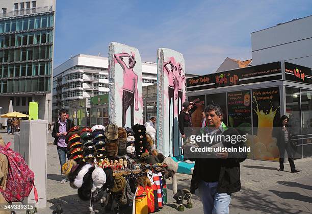 Strassenhändler und Imbiss am Checkpoint Charlie