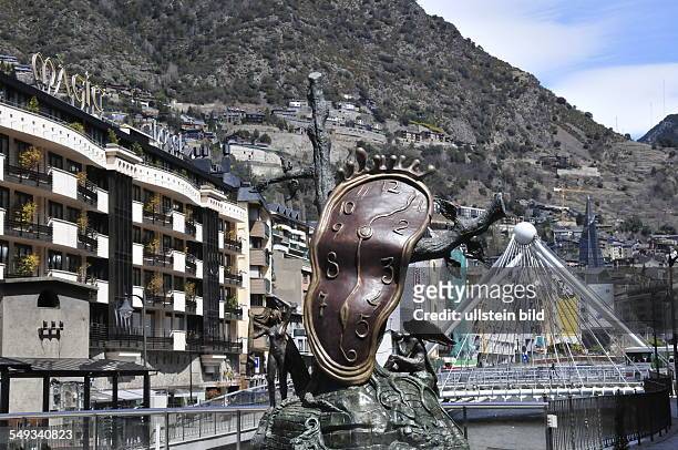 Surrealistisches Monumentalkunstwerk "La noblesse du temps" von Salvador Dali. Aufgenommen im Geschäftszentrum der Hauptstadt Andorra La Vella am 17....