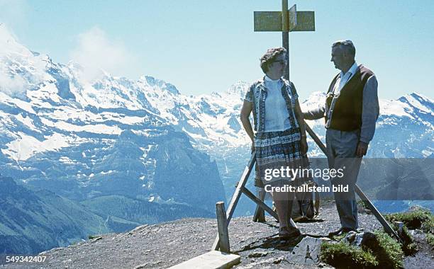 Um 1964, Paar auf dem Gipfel des Maennlichen in den Berner Voralpen