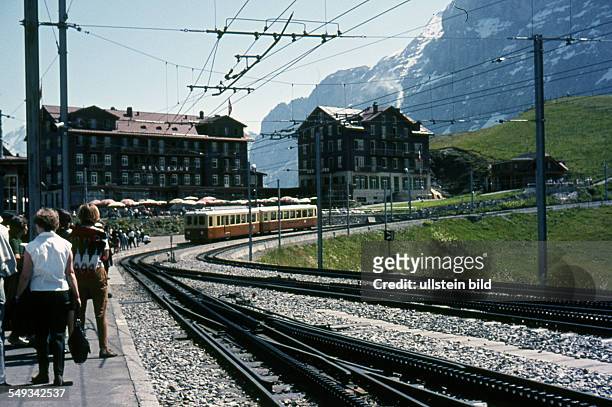 Schweiz, um 1964, , Kleine Scheidegg mit Jungfraubahn