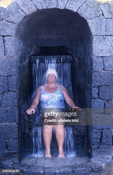 Ischia ca 1988, Frau beim Wellness, Sitzbad mit geschlossenen Augen,