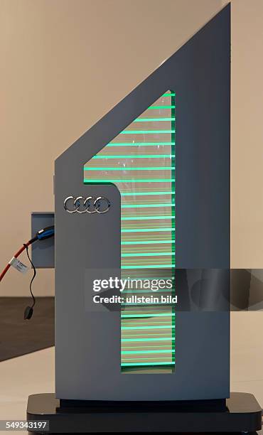 Eine Elektrozapfsaeule mit einer gruenen Eins, waehrend der Bilanzpressekonferenz fuer das Geschaeftsjahr 2011 der AUDI AG
