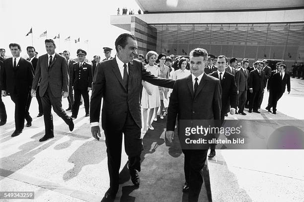Romania, Bucharest US-President Richard Nixon visiting president Nicolae Ceaucescu of Roumania. Departure at the airport.