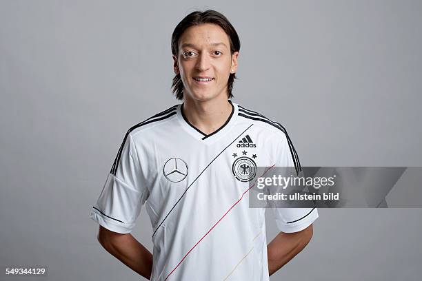 Fussball, Offizieller Portrait Fototermin der Deutschen Fussball Nationalmannschaft in München, Bild Nr. 12099-51 Mesut Özil