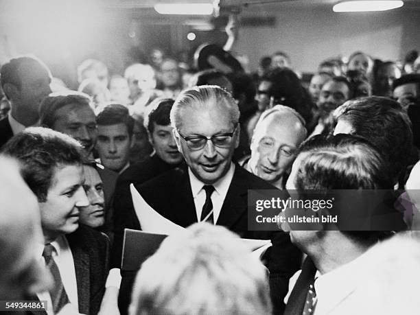 Germany, Bonn, Kurt Georg Kiesinger on election-eve, still meaning that he becomes again chancellor, signing autographs