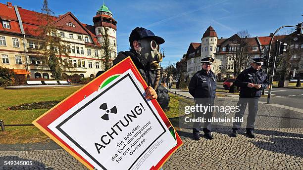 Demonstration vom Bündnis Antiatom Berlin am Mexikoplatz in Berlin-Zehlendorf gegen die Wiederinbetriebnahme des Wannsee-Reaktors. Im Falle eines...