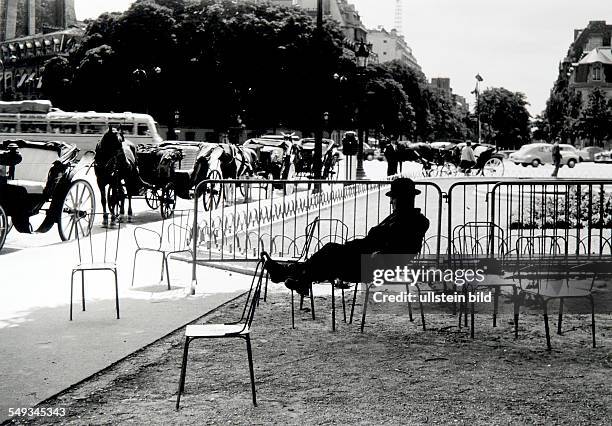 France, Paris, coachman with bowlerhat sleeping on parkchair in the shadow.