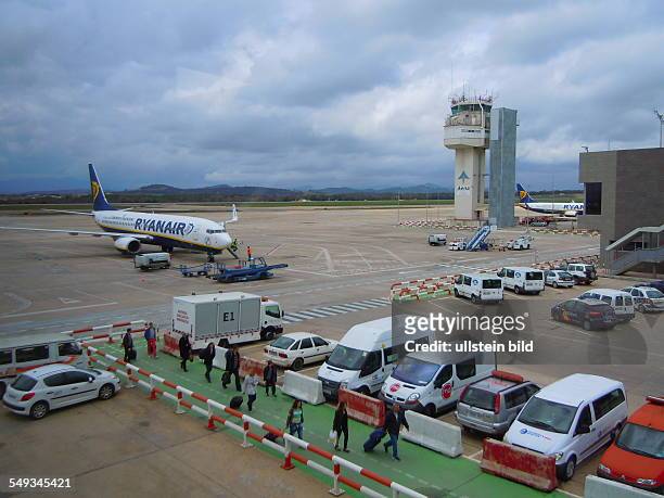 Passagiere verlassen eine Ryanair-Maschine, Tower im Hintergrund