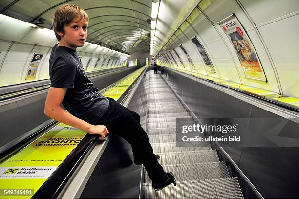 Rolltreppe zur Metro in Prag, Junge