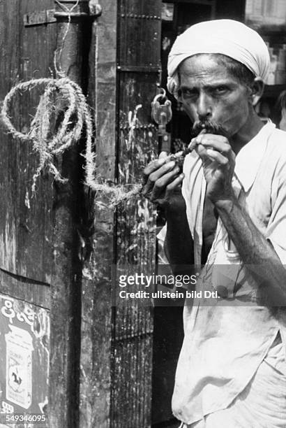 Burma Consequences of the colonial domination by the British Empire: an Indian prefer a glowing cord, than British matches - 1939 - Photographer:...