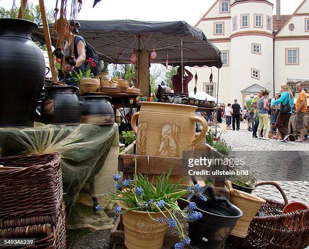Koeniglicher Wusterhausener Keramikmarkt -- an mehr als 70 Staenden werden Keramik, Schmuck und Kunsthandwerk, im Ehrenhof der Kavaliershaeuser am...