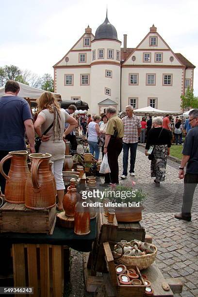 Koeniglicher Wusterhausener Keramikmarkt -- an mehr als 70 Staenden werden Keramik, Schmuck und Kunsthandwerk, im Ehrenhof der Kavaliershaeuser am...
