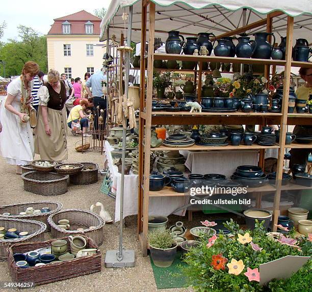 Koeniglicher Wusterhausener Keramikmarkt -- an mehr als 70 Staenden werden Keramik, Schmuck und Kunsthandwerk, im Ehrenhof der Kavaliershaeuser am...