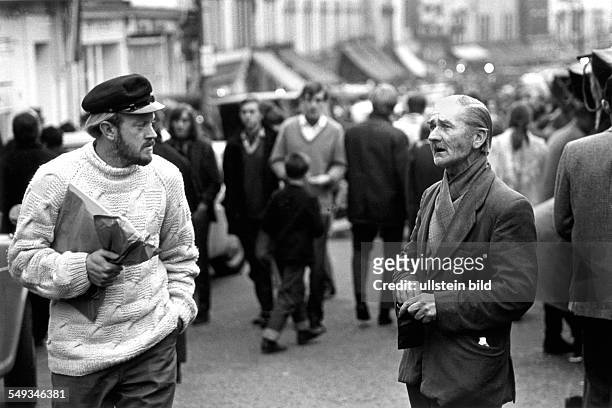Great Britain, England, London, beggar singing on the street in Portobello Road