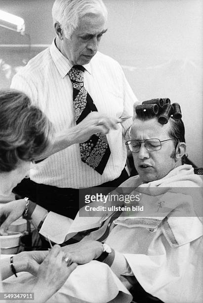 Showmaster Dieter Thomas Heck at hairdresser and manicurist before his TV show in Berlin.