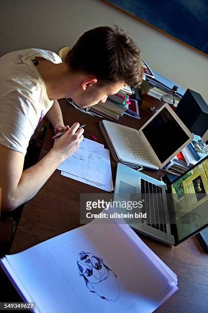 Reportage: Ein 16jähriger macht sein Schulpraktikum in einem Grafikbüro in Paris, hier: Der sechszehnjährige Praktikant soll in der Agentur mit dem...