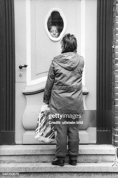 Hamburg, woman beggar begging at house door.