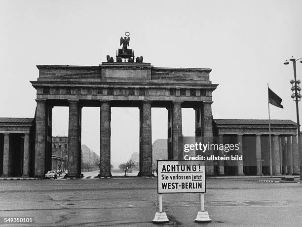 Brandenburg Gate 1960 seen from the West, Sign warning: Attention, you are now leaving West Berlin!