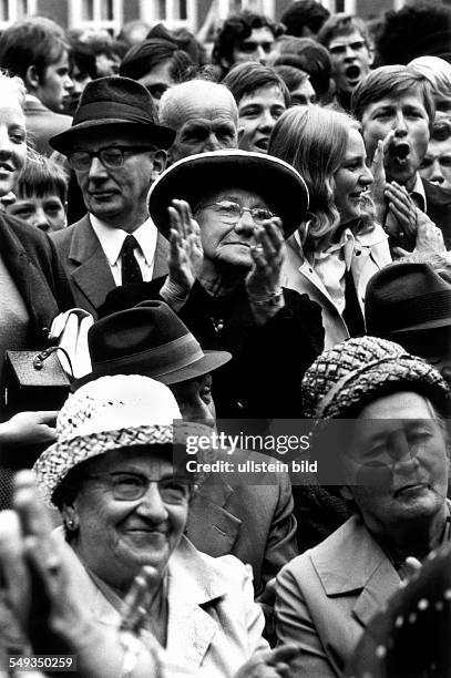 Germany, Lübeck, election campaign of Kurt Georg Kiesinger for the CDU party in Lübeck audience, old woman applauding
