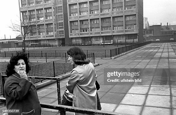 Great Britain, England, London, Lambeth, women in front of social building.