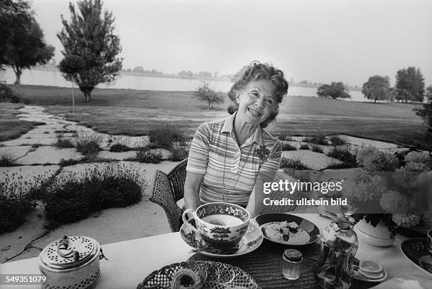 Actress Inge Meysel at her home in Hamburg Bullenhausen