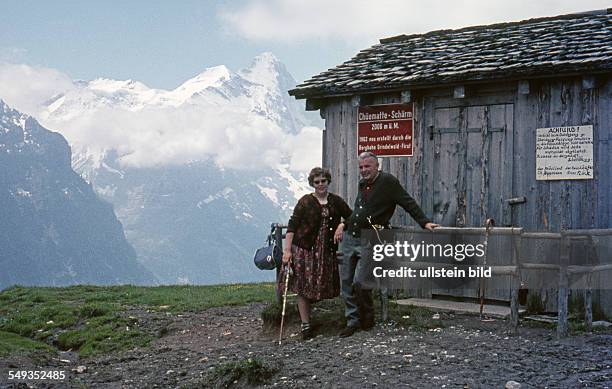 Um 1964, Wanderer an einer Schutzhuette, Scheidegg