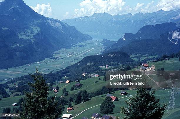 Um 1965, Brienzersee im Hintergrund, Bildmitte der Militärflugplatz Meiringen