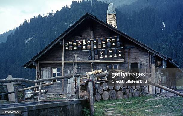 Um 1964, Holzhaus mit Kuhglocken