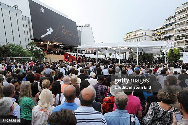 Internationale Filmfestspiele von Cannes / Das Festival de Cannes: Menschenmenge bei der Eröffnungsveranstaltung