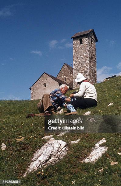 Italien, um 1973, Meran, Kapelle St. Vigil am Joch, Paar macht eine