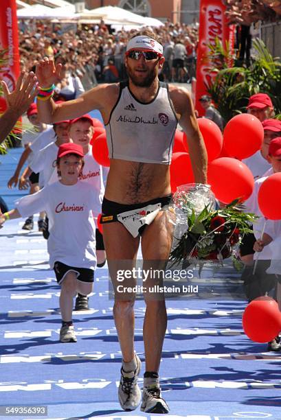 Ironman - Triathlon in Regensburg: Der Triathlet Faris Al-Sultan aus München beim Zieleinlauf, Sieger