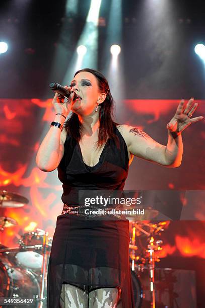 Nightwish - die finnische Symphonic-Metal-Band mit Saengerin Anette Olzon bei einem Konzert in Hamburg, o2 World Arena