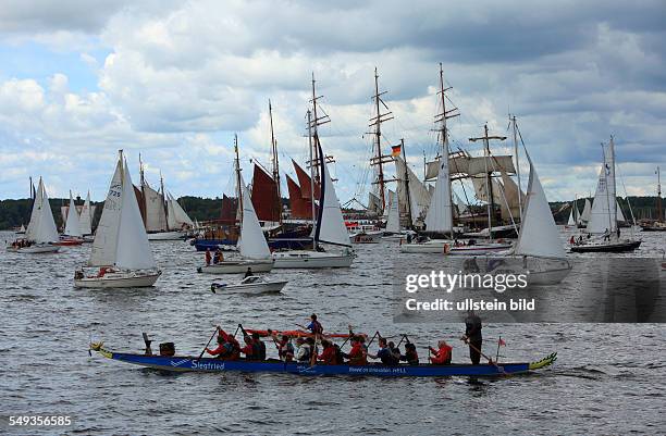 Kiel, Kiel Fjord, Baltic Sea, Schleswig-Holstein, Kieler Woche 2011, sailing event, windjammer parade, canoe, canoeists and sailing boats