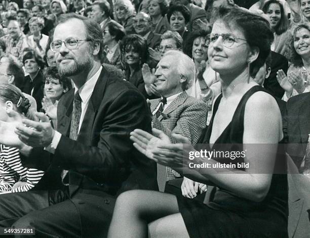 Rudolf Scharping, Ministerpräsident von Rheinland-Pfalz, zusammen mit seiner Frau Jutta bei der ZDF-Live-Sendung "Wetten, dass..." am in Koblenz.