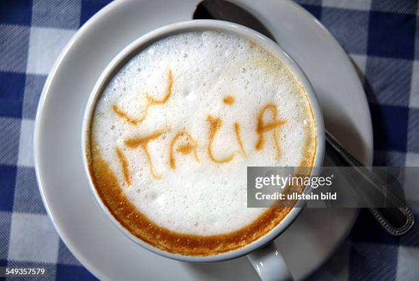 Es geht eben nichts über einen guten italienischen Cappuccino, Tasse Kaffee mit Milchschaum, in dem Italia geschrieben steht