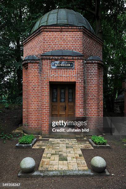 Kiel, Suedfriedhof, South Cemetery, Kapellenberg, grave, funerary chapel, mausoleum, family tomb