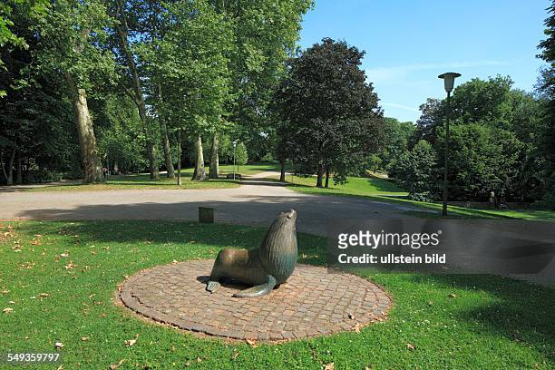 Neuss municipal park, urban park, sea-lion sculpture