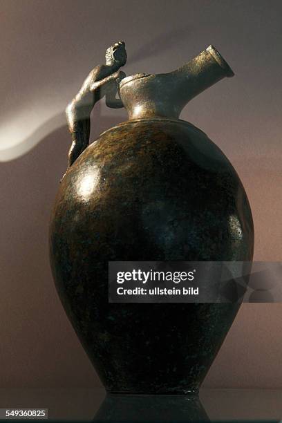 Koblenz-Ehrenbreitstein, Ehrenbreitstein Fortress, State Museum Rhineland-Palatinate, archaeological museum, bronze pot found in Koblenz-Niederberg,