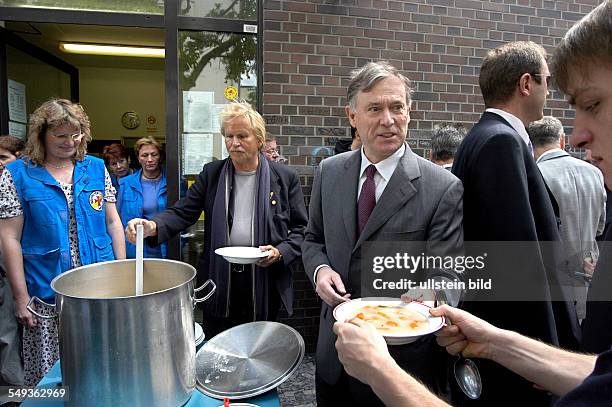 Entertainer Frank Zander und Bundespraesident Koehler in der Bahnhofsmission am Bahnhof Zoo. Horst Koehler und Frank Zander verteilen Essen an...