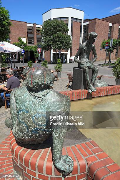 Wesel, Lower Rhine, North Rhine-Westphalia, Kornmarkt, market place, fountain with bronze sculptures Bienenkoenig and Langer Heinrich