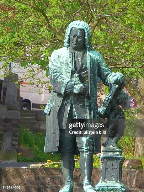 Das Denkmal für den Komponisten Johann Sebastian Bach steht neben seinem Geburtshaus. Aufgenommen in Eisenach am 30. April 2012.