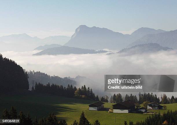 Nebelschwaden haben sich im Inntal bei Kufstein im Tal festgesetzt, mittig ist der Berg Pendling zu sehen, am 12. Oktober 2010.