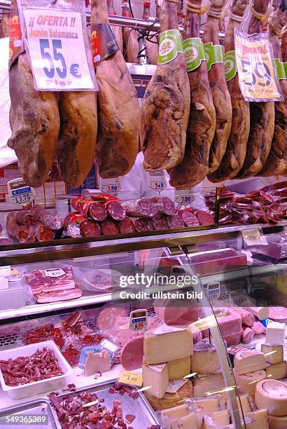 Frisches Fleisch, gute Wurst und leckeren Käse gibt es in der Markthalle in Barcelona